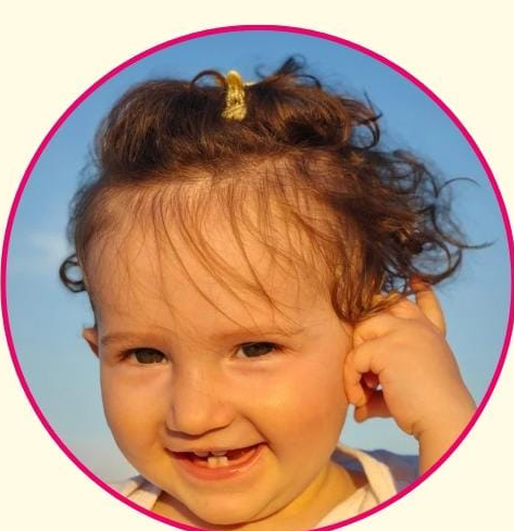 Mihaela se smije na suncu, portret za prvi rođendan